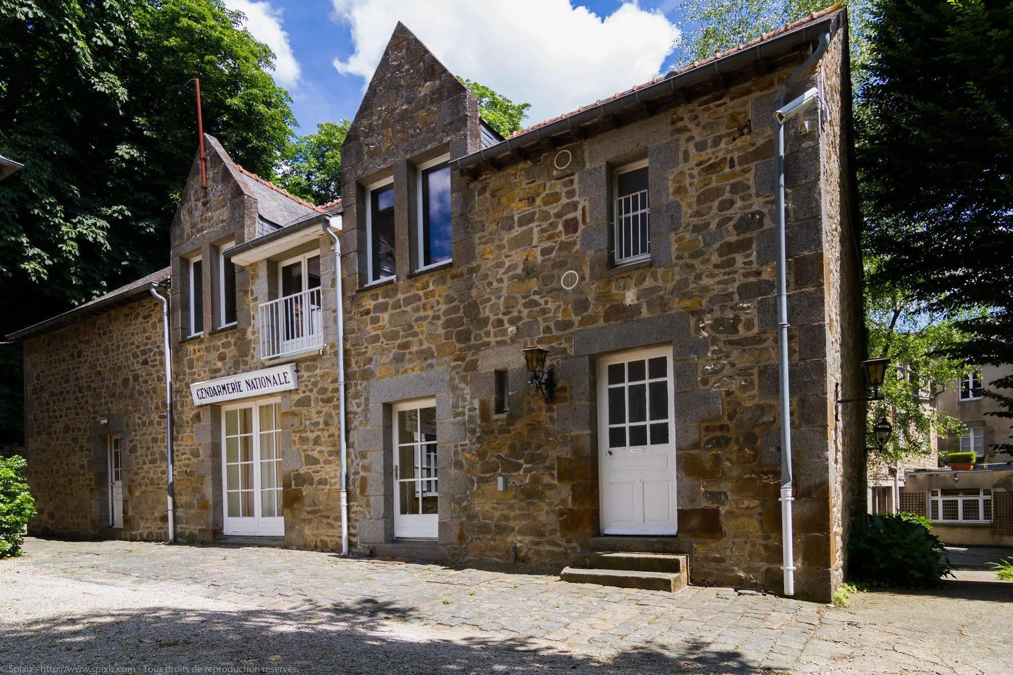 Logis Hotel Du Chateau Combourg Exterior foto